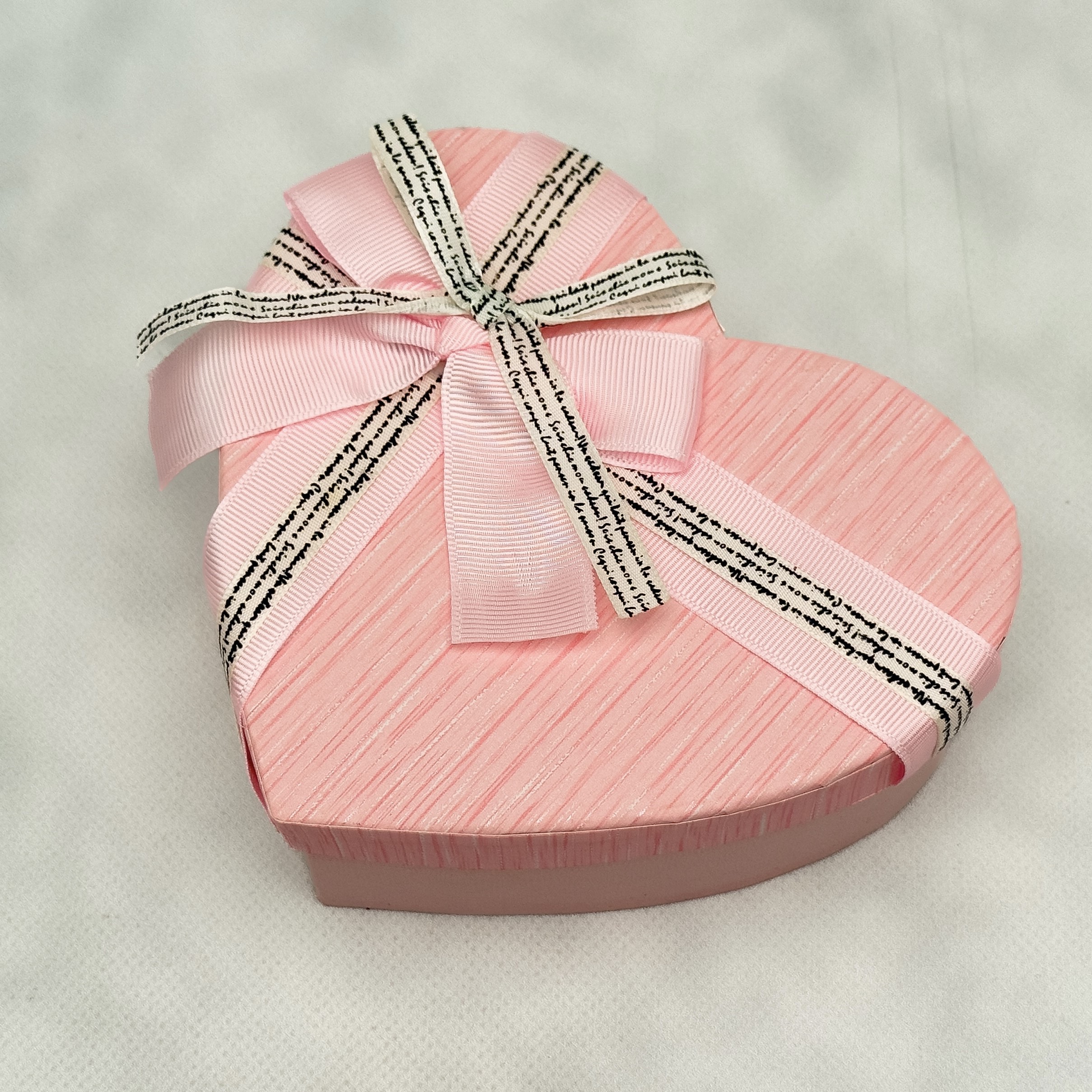 Коробка "Сердце" из 15 шоколадных роз - 