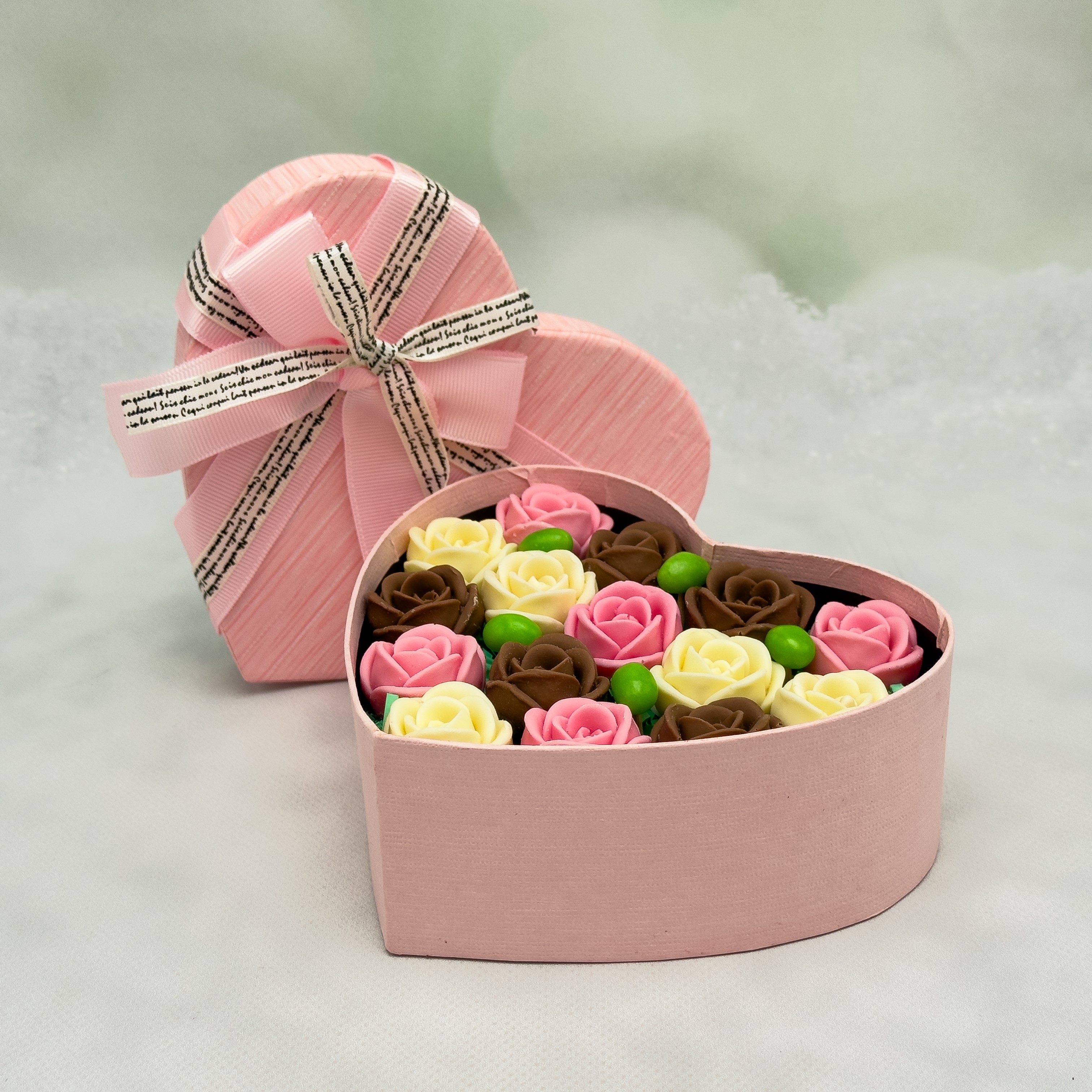 Коробка "Сердце" из 15 шоколадных роз - 