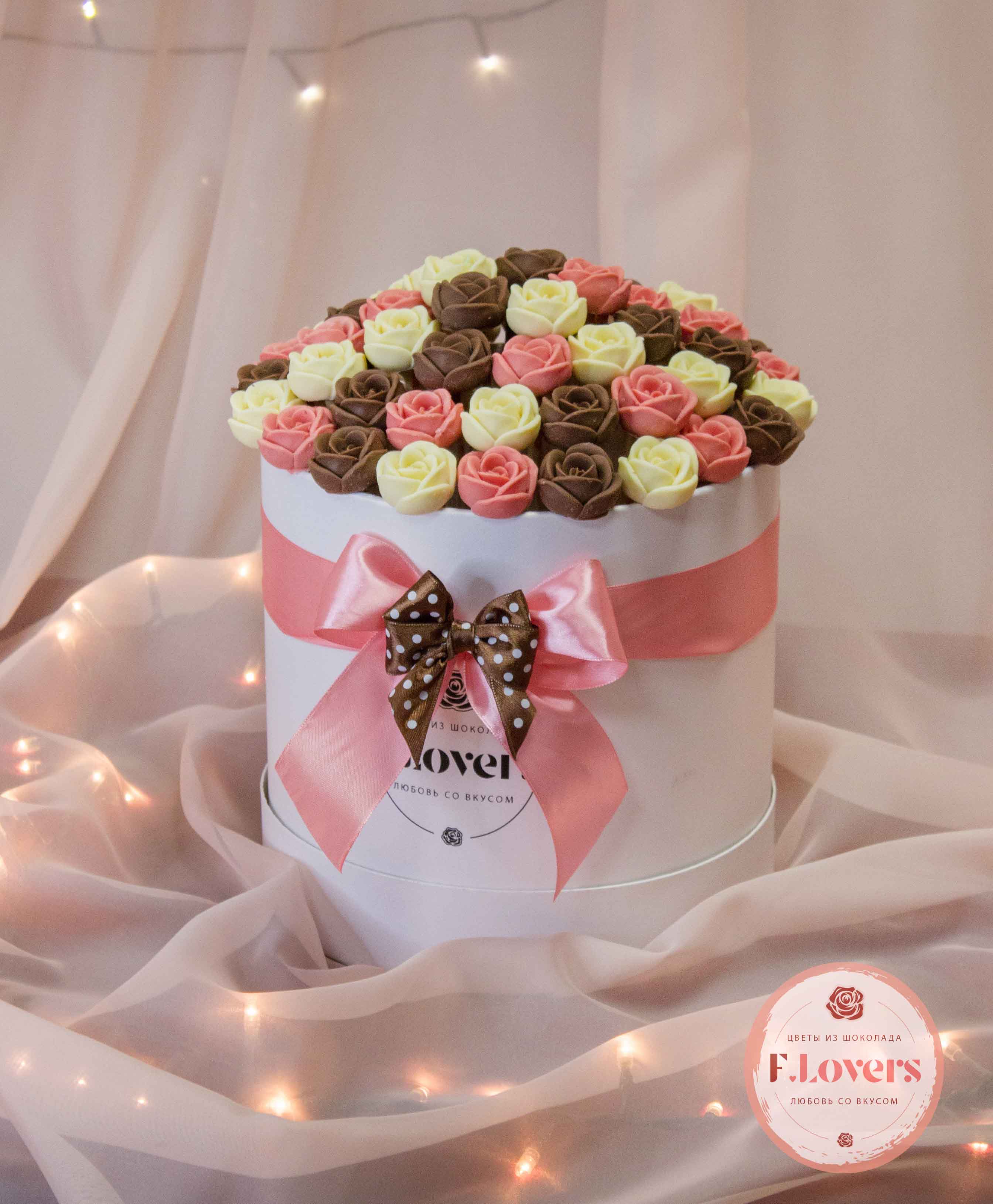 Коробка из 51 шоколадной розы Внимание - Цветы из бельгийского шоколада.  Студия F.Lovers в Новосибирске