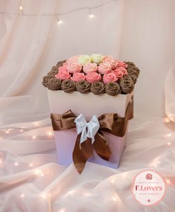 Коробка Ассорти из 43 шоколадных роз "Элегантность"