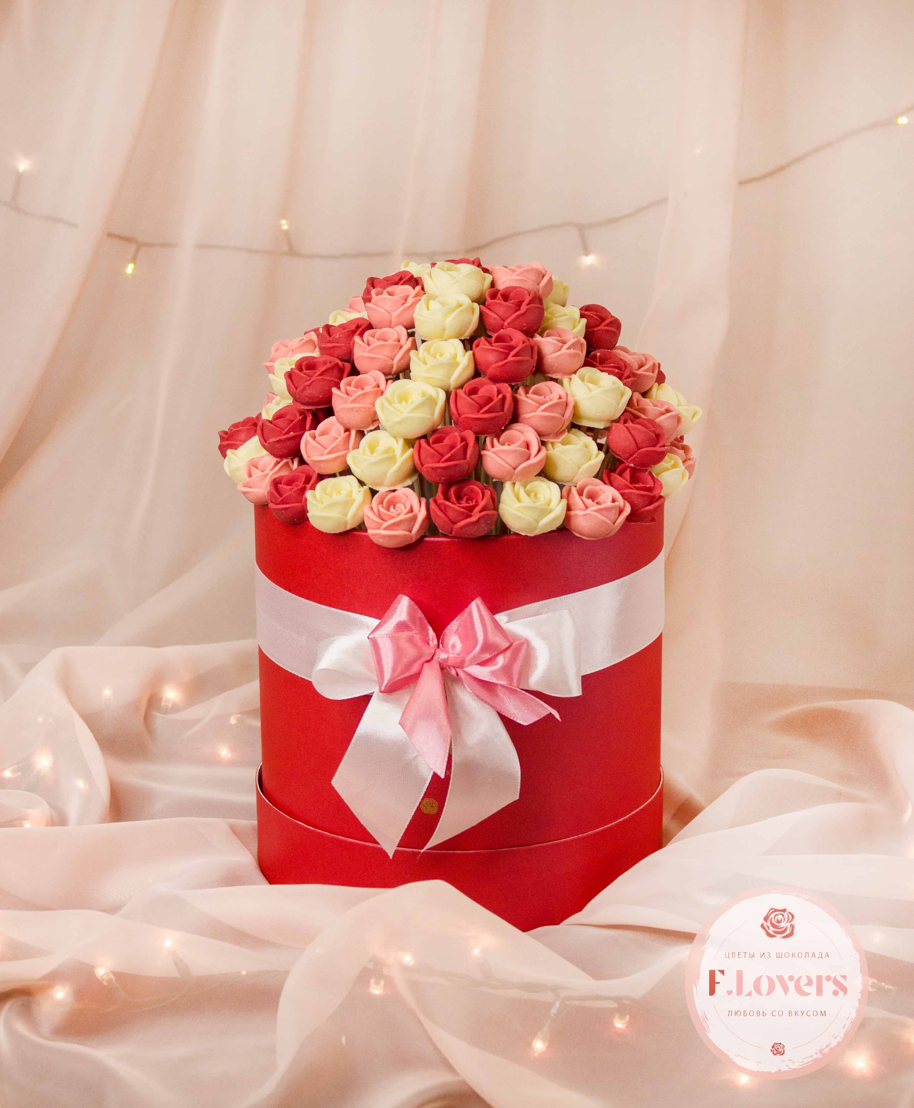 Коробка из 77 шоколадных роз "Любовь"