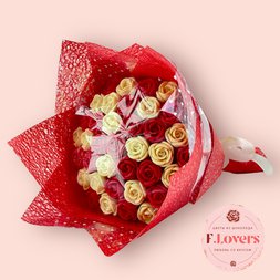 Букет из 37 шоколадных роз "Красное и белое"