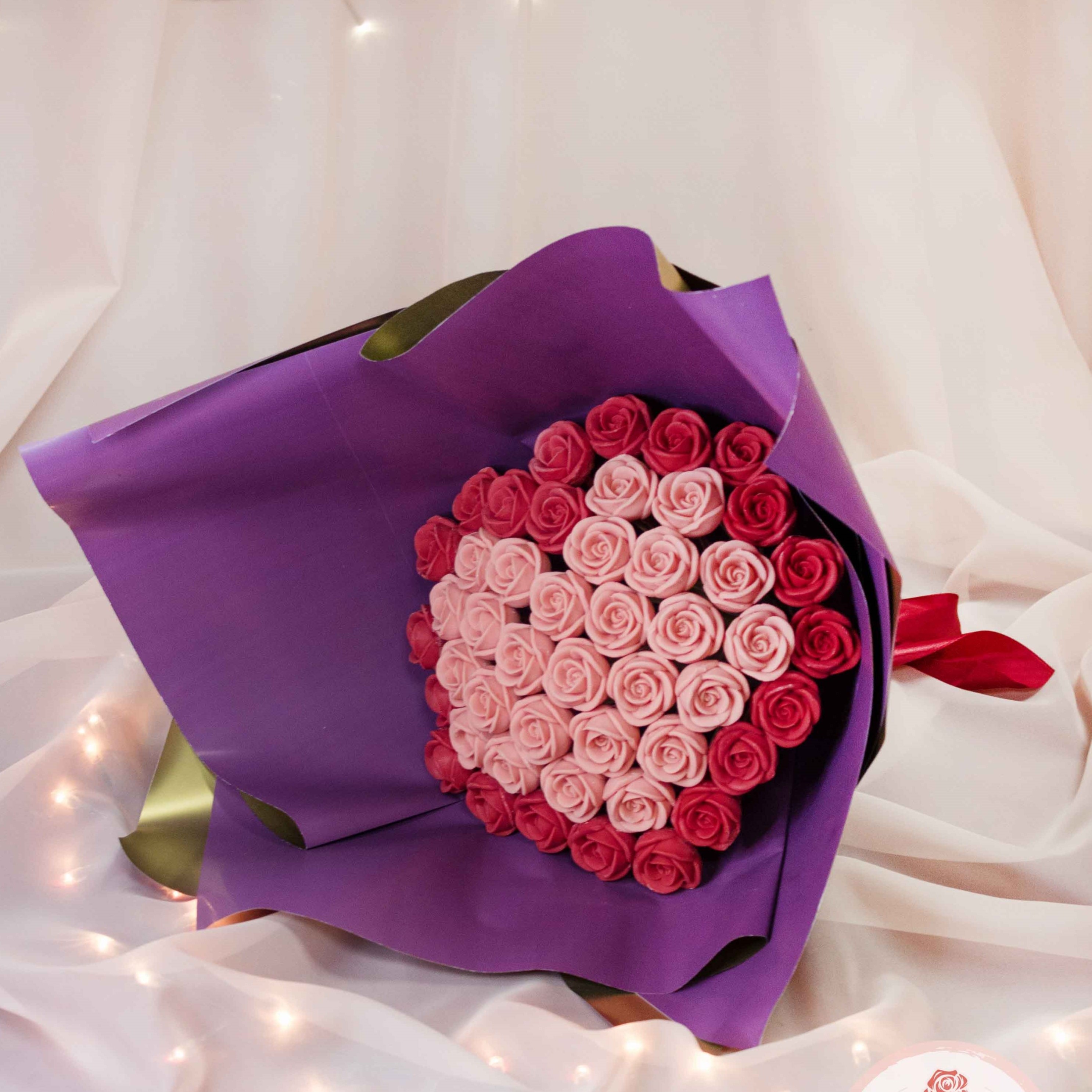 Букет из 47 шоколадных роз "Сердце"