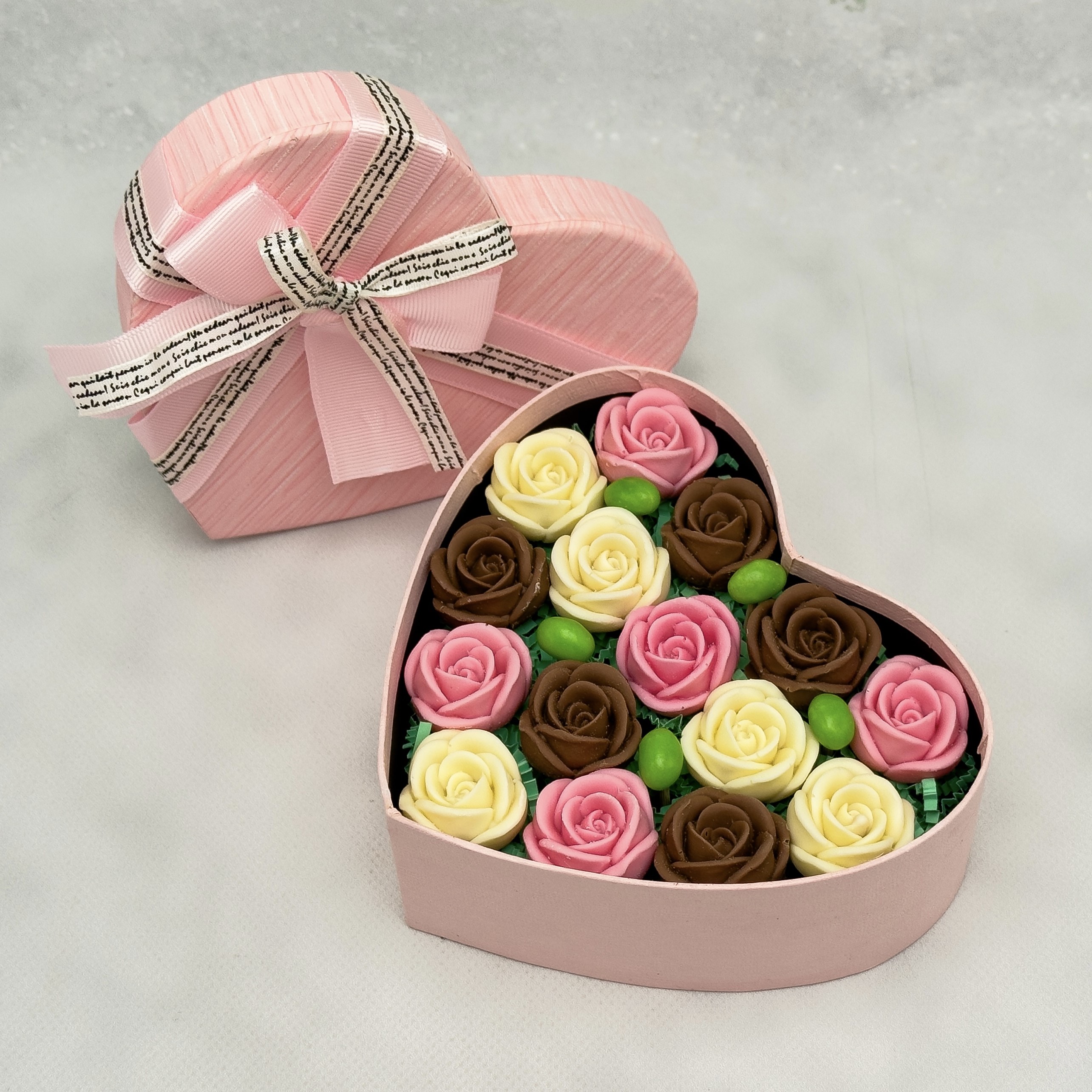 Коробка "Сердце" из 15 шоколадных роз