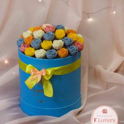 Коробка из 35 шоколадных роз "Бабл гам"